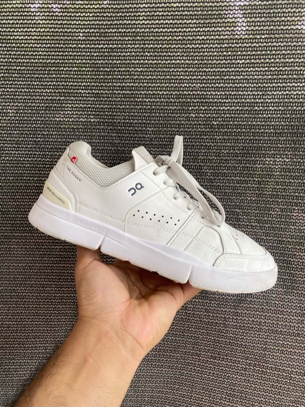 On Running the roger advantage white sneakers
